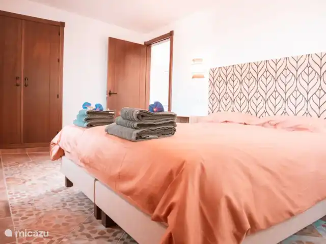 Slaapkamer 1 met een luxe 2persoons boxspring bed.